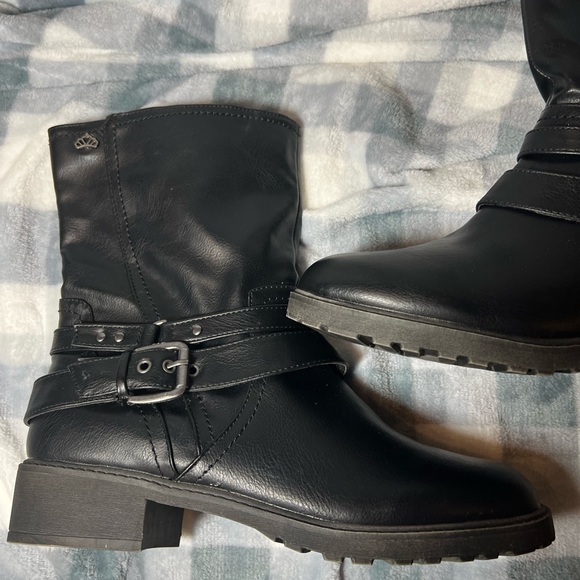 Fergalicious size 11 black boots - Picture 3 of 6